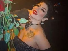 Sosyetenin gözdesi Pelin Selçuk fark yaratıyor