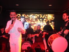 Sahnede doğum günü şovu