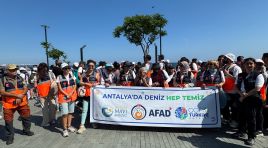 Konyaaltı sahili’nde “Akdeniz Hep Temiz” hareketi